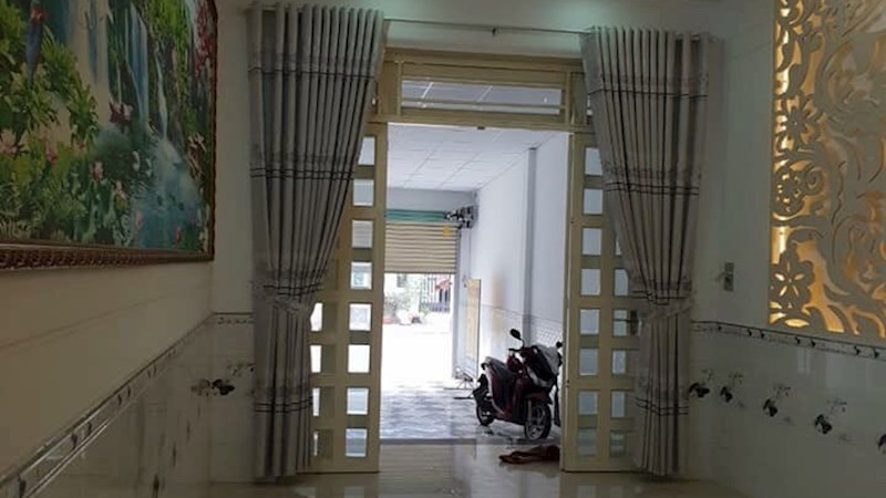 Cần bán gấp nhà mới xây gần chợ Bình Chánh, diện tích 5,5x24m, sổ hồng riêng, khu dân trí cao