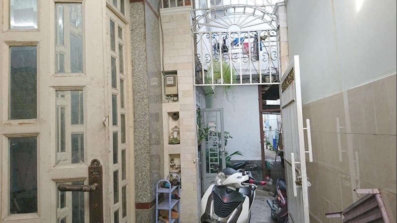 Nhà phố 5,2 tỷ, hướng Đông Nam, 2 lầu 4 phòng ngủ, nằm trung tâm quận 7