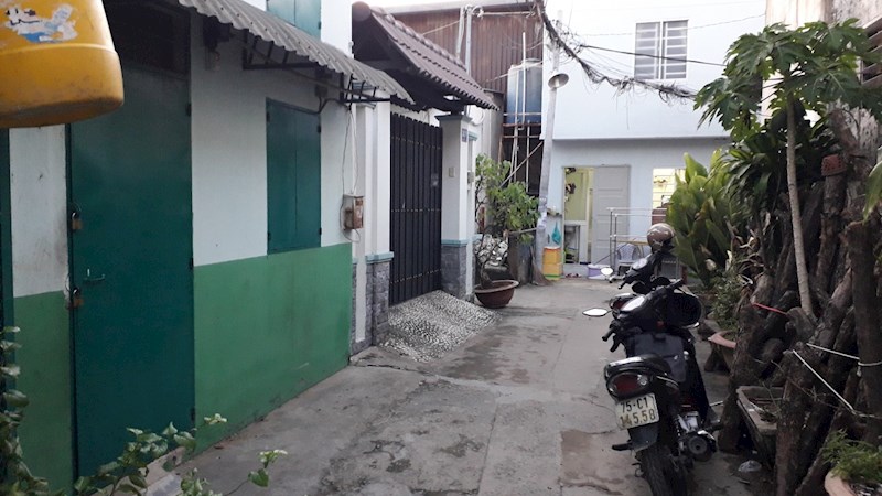 Tôi chính chủ cần bán gấp để về quê sinh sống dãy nhà trọ 7 phòng và 1 kiot, gần QL1A, đường 7m